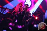 Penyanyi pop punk asal Kanada Avril Lavigne tampil dalam konser tunggalnya bertajuk" Avril Lavigne On Tour" di Istora Senayan, Jakarta, Rabu (12/3). Avril Lavigne membawakan 18 lagu di antaranya yang menjadi hits dunia Complicated, I'm With You, Losing Grip, My Happy Ending. ANTARA FOTO/Teresia May/Asf/pd/14.