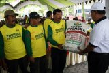 Kediri (Antara Jatim) - Direktur SDM dan Umum PT. Petrokimia Gresik Irwansyah (kanan) menyerahkan bantuan pupuk kepada petani korban erupsi gunung Kelud di Rest Area Gunung Kelud, Kediri, Jawa Timur, Rabu (12/3). Pupuk Indonesia Holding Company bersama anak perusahaan PT. Petrokimia Gresik dan PT. Pupuk Kaltim memberikan bantuan pupuk kepada para petani terdampak parah erupsi Gunung Kelud di wilayah Kabupaten Kediri, Sebanyak 1.140 ton pupuk dengan nilai Rp 1,5 milyar. ANTARA FOTO/Rudi Mulya/14/Oka.