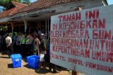 Pasuruan (Antara Jatim) - Ratusan anggota Polisi dari Polres dan Sat Pol PP Kabupaten Pasuruan, melakukan pengamanan saat pengeksekusian dua rumah warga yang berada di Desa Gunung Gangsir, Kecamatan Beji, Pasuruan, Jatim, Kamis (6/3). Eksekusi rumah warga tersebut dilakukan Team Pembebasan Tanah (TPT) dari PT Jasa Marga Tol Pandaan, di delapan bidang tanah di tiga kecamatan yang ada di Gempol hingga Pandaan.Foto Adhitya Hendra/EI/14/Chan.