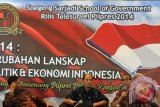 Pakar psikologi politik UI Hamdi Moeloek (kanan) didampingi mantan Ketua MK Mahfud MD (kiri) dan pengamat ekonomi Ichsanuddin Noorsy (tengah) menanggapi hasil temuan survei politik Soegeng Sarjadi School of Government (SSSG) di Jakarta, Kamis (13/3). Hasil survei SSSG menunjukkan PDIP menjadi parpol teratas dalam elektabilitas parpol pada Pemilu 2014 dengan angka 10,48 persen diikuti Gerindra (6,48 persen), dan Golkar (4,72 persen), sementara Joko Widodo masih berada di puncak dengan angka 40,32 persen diikuti Prabowo Prabowo (10,64 persen) dan Jusuf Kalla (6,08 persen). ANTARA FOTO/Andika Wahyu/nz/14.