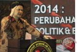 Ketua KPU Husni Kamil Manik menyampaikan pidato saat menghadiri acara rilis temuan survei politik Soegeng Sarjadi School of Government (SSSG) di Jakarta, Kamis (13/3). Hasil survei SSSG menunjukkan PDIP menjadi parpol teratas dalam elektabilitas parpol pada Pemilu 2014 dengan angka 10,48 persen diikuti Gerindra (6,48 persen), dan Golkar (4,72 persen), sementara Joko Widodo masih berada di puncak dengan angka 40,32 persen diikuti Prabowo Prabowo (10,64 persen) dan Jusuf Kalla (6,08 persen). ANTARA FOTO/Andika Wahyu/wdy/14.