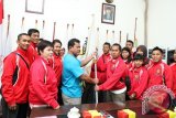 Ketua Forki Kalsel Marudut Tampubolon menyerahkan bendera Forki Kalsel kepada perwakilan atlet yang akan mengikuti Kejuaraan Nasional Piala Kasad XII di sekretariat KONI Kalsel Banjarmasin, Jumat (28/3). Kalsel mengirimkan 13 atlet di Kejurnas yang akan berlangsung di Makasar 2-5 April 2014 tersebut dengan menargetkan meraih 3 medali. Foto Antaranews Kalsel/Herry Murdy Hermawan 