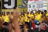 Ketua Umum Partai Golkar Abu Rizal Bakri dan seluruh pengurusnya melakukan kampanye di lapangan sepakbola Kayutangi Banjarmasin yang dihadiri ribuan massa, Minggu (23/3). Abu Rizal Bakri menjanjikan sekolah gratis 12 tahun dan subsidi 1,2 miliar pertahun untuk satu desa. Foto Antaranews Kalsel/Herry Murdy Hermawan