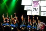 Grup idol JKT 48 tampil dalam panggung Java Jazz Festival 2014 di JIExpo Kemayoran, Jakarta, Sabtu, (29/2). JKT 48 tampil membawakan sejumlah singlenya di hari kedua Java Jazz 2014 yang tidak hanya menampilkan musisi Jazz namun juga menghadirkan artis dan penyanyi lintas genre seperti JKT 48 ANTARA FOTO/Teresia May/pd/14