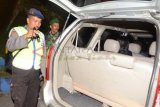 Madiun (Antara Jatim) - Polisi memeriksa isi kendaraan saat melakukan razia kendaraan bermotor di Jalan Raya Madiun-Surabaya, Kec. Nglames, Kab. Madiun, Minggu (30/3) dini hari. Razia gabungan oleh petugas Polisi, TNI, Satpol PP dan Dinas Perhubungan dalam rangka Operasi Mantab Brata tersebut dilakukan dengan tujuan menciptakan situasi kondusif jelang pemilihan umum legislatif dan pemilihan umum presiden 2014. FOTO Fikri Yusuf/14/Chan.