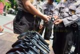 Madiun (Antara Jatim) – Kapolresta Madiun, AKBP Anom Wibowo melakukan pemeriksaan senjata api (senpi) milik anggota polisi Polresta Madiun di halaman Polresta Madiun, Rabu (19/3). Polresta Madiun melakukan pendataan dan menarik puluhan senpi untuk mengantisipasi penyalahgunaan senpi oleh anggota Polisi. FOTO Fikri Yusuf/14/Chan.