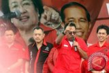 Jurkamnas PDIP yang juga Wakil Gubernur Banten, Rano Karno menyampaikan orasi politiknya pada kampanye terbuka PDIP Se-Tangerang Raya di lapangan Sunberst, Serpong, Tangerang Selatan, Kamis (20/3). Dalam orasinya Rano mengajak seluruh kader dan simpatisan PDIP untuk memenangkan PDIP pada Pemilu Legislatif mendatang. ANTARA FOTO/Muhammad Iqbal/wdy/14