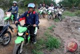 Wakil Wali Kota Singkawang Abdul Mutalib (jaket biru) mengendarai motor trail saat meninjau calon lokasi Bandara Kota Singkawang bersama jajaran Pemkot Singkawang, Selasa (18/3). (Hery Ristiawan, Humas Pemkot Singkawang)