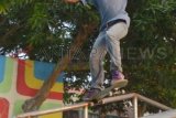 Madiun (Antara Jatim) - Skateboarder bermain skateboard di Skate Park Bantaran Kali Kota Madiun Jatim, Rabu (26/3). Sejak tersedia fasilitas bermain skateboard di lokasi tersebut sekitar lima bulan lalu, banyak para sketeboarder memanfaatkan fasilitas itu pada sore hari. (FOTO/Siswowidodo/14/edy)