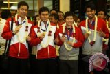 (kiri ke kanan) Pebulutangkis Ganda Putra Hendra Setiawan dan Mohammad Ahsan beserta pebulutangkis Ganda Campuran Liliyana Natsir dan Tontowi Ahmad menunjukkan medali All England saat tiba di Bandara Soekarno Hatta, Tangerang, Banten, Selasa (11/3). Indonesia berhasil merebut dua gelar pada kejuaraan All England di nomor ganda putra serta ganda campuran dan prestasi tersebut merupakan catatan terbaik di ajang tersebut sejak tahun 1994. ANTARA FOTO/Rivan Awal Lingga