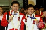 Pebulutangkis Ganda Putra Indonesia Hendra Setiawan dan Mohammad Ahsan menunjukkan medali juara All England 2014 saat tiba di Bandara Soekarno Hatta, Tangerang, Banten, Selasa (11/3). Indonesia berhasil merebut dua gelar pada kejuaraan All England di nomor ganda putra serta ganda campuran dan prestasi tersebut merupakan catatan terbaik di ajang tersebut sejak tahun 1994. ANTARA FOTO/Rivan Awal Lingga