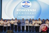 Presiden Susilo Bambang Yudhoyono (tengah) selaku Ketua Umum Partai Demokrat berfoto bersama dengan peserta Konvensi Capres Partai Demokrat saat Debat Bernegara di Bogor, Jabar, Minggu (3/3). Debat bernegara kali ini mengusung tema Hubungan Internasional dan Kesejahteraan Rakyat. (ANTARA FOTO/HO/WDY)