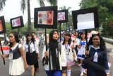 Peserta Festival Budaya Jepang pawai keliling kampus Universitas Sumatera Utara (USU) di Medan, Kamis (27/3). Festival yang diselenggarakan Fakultas Ilmu Budaya USU, untuk memperkenalkan kesenian dan budaya Jepang kepada mahasiswa dan pelajar. ANTARA FOTO/Irsan Mulyadi/edpd//14