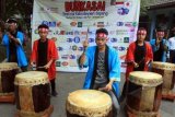 Peserta Festival Budaya Jepang memukul Taiko (gendang Jepang) di Medan, Kamis (27/3). Festival yang diselenggarakan Fakultas Ilmu Budaya USU, untuk memperkenalkan kesenian dan budaya Jepang kepada mahasiswa dan pelajar. ANTARA FOTO/Irsan Mulyadi/ed/pd/14