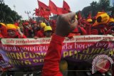 Sejumlah buruh perempuan yang tergabung dalam Kongres Aliansi Serikat Buruh Indonesia menggelar aksi memperingati Hari Perempuan Sedunia di depan Istana Merdeka, Jakarta, Sabtu (8/3). Dalam aksinya mereka menyerukan menuntut penghapusan segala bentuk diskriminasi, penghisapan, dan kekerasan terhadap perempuan serta menuntut adanya perlindungan terhadap hak reproduksi kaum buruh perempuan. ANTARA FOTO/Zabur Karuru
