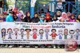 Sejumlah Calon Legeslatif (Caleg) perempuan menggelar aksi memperingati Hari Perempuan Internasional di Lhokseumawe, Provinsi Aceh, Sabtu (8/3). Dalam aksi caleg perempuan dari 15 partai politik lokal dan nasional itu menyuarakan dukungan keterwakilan 30 persen perempuan di arena politik dan mendesak pemerintah tidak mengabaikan aspirasi kaum perempuan di Aceh. ANTARA FOTO/Rahmad