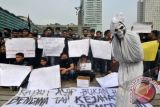 Mahasiswa yang tergabung dalam Gerakan Mahasiswa Peduli Asap Riau (GEMPAR) menggelar aksi keprihatinan terkait kabut asap Riau di Bundaran Hotel Indonesia, Thamrin, Jakarta, Minggu (16/3). Mereka mendesak percepatan penanganan serta tindakan hukum terkait masalah kabut asap akibat pembakaran lahan yang telah merugikan masyarakat Riau dan sekitarnya agar tidak terjadi kembali pada masa yang akan datang. ANTARA FOTO/Zabur Karuru