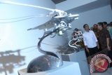 Gubernur DKI Jakarta Joko Widodo mengunjungi pameran Jakarta Contemporary Art Space di Gedung Kantor Pos di Kawasan Kota Tua, Jakarta Barat, Kamis (13/3) malam. Pameran seni rupa kontemporer itu diikuti 47 seniman ternama Indonesia berlangsung hingga 13 September. ANTARA FOTO/Dhoni Setiawan/Asf/Spt/14.