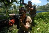 Jombang (Antara Jatim)- Airsoftfer membidik lawan saat simulasi tempur (war game) di kawasan hutan Desa Tunggorono, Jombang, Jawa Timur, Minggu (23/3). Selain sebagai media olahraga, simulasi perang para airsofter itu harus adu taktik dan strategi agar dapat melumpuhkan tim lawan. Latihan tersebut digelar setiap dua minggu. FOTO/Syaiful Arif/14/Oka.