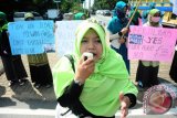 Seorang mahasiswi dari Kesatuan Aksi Mahasiswa Muslim Indonesia (KAMMI) Kalbar berunjukrasa menuntut Kapolri Jendral Sutarman untuk melegalisasikan penggunaan jilbab bagi polisi wanita, di Bundaran Digulis, Pontianak, Kalbar, Senin (10/3). Dalam aksi tersebut, KAMMI Kalbar menyatakan mereka akan melakukan aksi serupa yang lebih besar untuk menuntut dan mendesak Kapolri agar segera merealisasikan penggunaan jilbab bagi polisi wanita yang beragama Islam. ANTARA FOTO/Jessica Helena Wuysang
