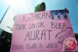 Mahasiswi dari Kesatuan Aksi Mahasiswa Muslim Indonesia (KAMMI) Kalbar berunjukrasa menuntut Kapolri Jendral Sutarman untuk melegalisasikan penggunaan jilbab bagi polisi wanita, di Bundaran Digulis, Pontianak, Kalbar, Senin (10/3). Dalam aksi tersebut, KAMMI Kalbar menyatakan mereka akan melakukan aksi serupa yang lebih besar untuk menuntut dan mendesak Kapolri agar segera merealisasikan penggunaan jilbab bagi polisi wanita yang beragama Islam. ANTARA FOTO/Jessica Helena Wuysang
