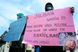 Mahasiswi dari Kesatuan Aksi Mahasiswa Muslim Indonesia (KAMMI) Kalbar berunjukrasa menuntut Kapolri Jendral Sutarman untuk melegalisasikan penggunaan jilbab bagi polisi wanita, di Bundaran Digulis, Pontianak, Kalbar, Senin (10/3). Dalam aksi tersebut, KAMMI Kalbar menyatakan mereka akan melakukan aksi serupa yang lebih besar untuk menuntut dan mendesak Kapolri agar segera merealisasikan penggunaan jilbab bagi polisi wanita yang beragama Islam. ANTARA FOTO/Jessica Helena Wuysang
