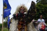 Seorang seniman Bali menarikan topeng Rangda saat kampanye terbuka Partai Nasional Demokrat (NasDem) di Lapangan Lumintang, Denpasar, Bali, Minggu (16/3). Kampanye pertama dengan tema Pendekatan Terhadap Budaya itu dihadiri ratusan massa pendukung partai dengan nomor urut satu tersebut. ANTARA FOTO/Wira Suryantala/nym/wdy/14.