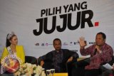 Ketua KPK Abraham Samad (tengah), Putri Indonesia 2014 Elvira Devinamira (kiri) dan Komesioner Bawaslu Nasrullah menjadi pembicara ketika diskusi dalam rangka peluncuran Program Pemilu Berintegritas 2014 di Gedung KPK Jakarta, Kamis (6/3). ANTARA FOTO/Wahyu Putro A/wdy/14.