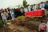 Prajurit TNI AL bersiap melakukan prosesi pemakaman Serka Anumerta Imam Syafi'i di TPU Perwira, Bekasi, Jawa Barat, Kamis (6/3). Serka Anumerta Imam Syafi'i merupakan korban tewas ledakan gudang senjata Pondok Dayung. ANTARA FOTO/Hafidz Mubarak/wra/14.