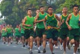 Madiun (Antara Jatim) - Para pelari melintasi ruas jalan di Kota Madiun saat mengikuti lomba lari 10K yang digelar Batalyon Infanteri Lintas Udara 501/Bajra Yudha Madiun, Sabtu (29/3). Sekitar 400 pelari dari anggota TNI dan Polri mengikuti lomba lari yang dikemas dalam kegiatan lomba lari dan olahraga bersama untuk menjalin kebersamaan antarsatuan. (FOTO Siswowidodo/14/edy)