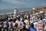 Sejumlah Umat Hindu membawa benda-benda sakral ke laut saat upacara Melasti menjelang pelaksanaan Hari Raya Nyepi Tahun Saka 1936, di Pantai Purnama, Gianyar, Bali, Jumat (28/3). Ritual Melasti tersebut bermakna untuk penyucian diri dan alam agar Hari Raya Nyepi pada 31 Maret mendatang dapat dilaksanakan dengan hening. ANTARA FOTO/Nyoman Budhiana/nym/2014.