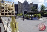 Anggota Pecalang atau satuan pengamanan adat Bali memantau situasi jalan Legian saat pelaksanaan Hari Raya Nyepi di kawasan Monumen Bom Bali, Kuta, Bali, Senin (31/3). Kawasan pariwisata di kawasan Kuta yang setiap harinya ramai wisatawan domestik maupun mancanegara, ditutup selama 24 jam saat perayaan Hari Raya Nyepi Tahun Saka 1936. ANTARA FOTO/Wira Suryantala