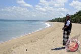 Seorang anggota Pecalang atau satuan pengamanan adat Bali berkomunikasi dengan rekannya saat memantau situasi pantai saat pelaksanaan Hari Raya Nyepi di Pantai Kuta, Bali, Senin (31/3). Kawasan pariwisata Pantai Kuta dan sekitarnya yang setiap harinya dikunjungi ribuan wisatawan domestik maupun mancanegara, ditutup selama 24 jam saat perayaan Hari Raya Nyepi Tahun Saka 1936. ANTARA FOTO/Wira Suryantala/nym

