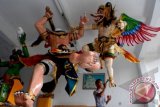 Umat Hindu melakukan pengerjaan akhir pada pembuatan ogoh-ogoh di Pura Kerta Jaya, Karawaci, Tangerang, Banten, Jumat (21/3). Umat Hindu di Tangerang mulai membuat ogoh-ogoh untuk perayaan Hari Raya Nyepi Tahun Baru Saka 1936. ANTARA FOTO/Lucky R.