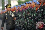 Panglima TNI Jendral TNI Moeldoko memeriksa pasukan ketika menjadi inspektur upacara pengesahan validasi organisasi dan tugas Paspampres di Mako Paspampres Tanah Abang, Jakarta, Senin (3/3). Paspampres melakukan penambahan satu grup menjadi empat grup (grup A, grup B, grup C dan grup D) yang semula tiga grup untuk melakukan tugas baru, yakni pengamanan fisik jarak dekat terhadap mantan Presiden dan Wakil Presiden beserta keluarga. ANTARA FOTO/Wahyu Putro A/Koz/nz/14.