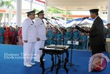 Tanjung, 19/3 - Gubernur Kalimantan Selatan, Rudy Arifin melantik dan mengambil sumpah bupati dan wakil bupati Tabalong periode 2014 -2019 di Gedung Graha Sakata, kantor dewan, Senin (17/3). Pasangan Anang Syakhfiani - Zony Alfianoor terpilih sebagai bupati dan wakil bupati Tabalong setelah memenangkan pemilukada beberapa waktu lalu dengan 64.355 suara atau 52,44 persen.Foto;ANTARA/Herlina Lasmianti