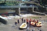 Batu (Antara Jatim) - Tim evakuasi pencarian korban hilang dalam kecelakaan olahraga wisata rafting atau arung jeram di aliran Kali Brantas di wilayah Kota Batu, Jawa Timur, saat bersiaga di pos evakuasi Sengguruh, Sabtu (1/3). Dalam peristiwa itu, tiga korban yang sempat hilang, dua sudah ditemukan, dan kini tinggal satu korban yang belum ditemukan. Foto : Abd Malik/14/Oka.

