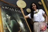 Aktris Revalina S Temat menghadiri peluncuran thriller dan poster film yang dibintanginya berjudul "Oo Nina Bobo" di Jakarta, Senin (3/3). Revalina akan bermain dalam film dengan genre horor psikologis arahan sutradara Jose Poernomo dan film akan rilis pada 20 Maret 2013. ANTARA FOTO/ Teresia May