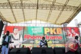 Bakal calon Presiden 2014, Rhoma Irama berorasi lewat lagu dihadapan simapatisan dan kader PKB, di Lapangan Awipari, Tasikmalaya, Jawa Barat, Kamis (20/2). ANTARA FOTO/Adeng Bustomi/wdy/14