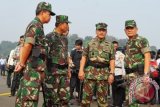 Panglima TNI Jenderal TNI Moeldoko (kedua kiri) berbincang dengan Kasau Marsekal TNI Ida Bagus Putu Dunia (kiri), Kasal Laksamana TNI Marsetio (kedua kanan) dan Kasad Jendral TNI Budiman usai apel pemadaman kebakaran hutan Riau di Taxi Way Halim Perdana Kusuma Jakarta, Sabtu (15/3). TNI menerjunkan 1800 personel TNI, 10 unit pesawat Hercules C-130, 1 unit CN 295 serta beberapa heli untuk memadamkan titik api yang terjadi di beberapa wilayah di Riau. ANTARA FOTO/Wahyu Putro A
