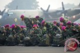 Personel Korps Marinir TNI AL melakukan persiapan sebelum mengikuti apel pemadaman kebakaran hutan Riau di Taxi Way Halim Perdana Kusuma Jakarta, Sabtu (15/3). TNI menerjunkan 1800 personel TNI, 10 unit pesawat Hercules C-130, 1 unit CN 295 serta beberapa heli untuk memadamkan titik api yang terjadi di beberapa wilayah di Riau. ANTARA FOTO/Wahyu Putro A
