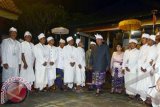 Presiden Susilo Bambang Yudhoyono (tengah) bersama Ibu Ani Yudhoyono dan sejumlah pemuka agama Hindu serta tokoh adat pada kegiatan pemberian gelar Presiden Yudhoyono sebagai warga kehormatan Desa Pekraman Tampaksiring, Kabupaten Gianyar, Bali, Minggu (23/4) malam. Penghormatan itu merupakan bentuk apresiasi warga setempat kepada Presiden dan Ibu Negara yang telah mengabdi dengan baik kepada negara hingga akhir masa tugasnya. ANTARA FOTO/Wira Suryantala/nym/wdy/14.