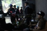 Tulungagung (Antara Jatim) - Sejumlah petugas gabungan Corps Polisi Militer (CPM), polisi, serta satpol PP memeriksa kelengkapan surat dan identitas pengunjung kafe Freedom di Kota Tulungagung, Jawa Timur, Rabu (5/3) malam. Selain mencegah potensi gangguan keamanan, belasan tempat hiburain malam yang beroperasi di wilayah ini dirazia polisi militer untuk mengantisipasi pelanggaran disiplin oleh oknum-oknum anggota TNI nakal. Foto Destyan Sujarwoko/14/Oka.