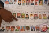 Petugas menunjukkan surat suara yang tercoblos di gudang KPUD Jember, Jawa Timur, Selasa (4/3). KPUD Jember mengamankan sekitar 200 lembar surat suara untuk pemilihan umum Dewan Perwakilan Daerah (DPD) yang tercoblos karena masuk kategori surat suara rusak. ANTARA FOTO/Seno/ss/Spt/14.