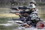 Sejumlah prajurit Yon Zipur-1/Dhira Dharma TNI AD mengikuti latihan Rawa Laut Sungai dan Pantai (Ralasuntai) di Medan, Sumut, Kamis (6/3). Latihan tersebut untuk meningkatkan satuan tempur serta memahami dan mampu melaksanakan teknik dan taktik Ralasuntai dalam rangka mendukung tugas tempur. ANTARA FOTO/Septianda Perdana