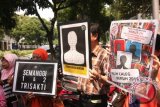 Sejumlah keluarga korban pelanggaran Hak Asasi Manusia (HAM) yang didampingi KontraS membawa poster ketika mendatangi Komisi Pemilihan Umum (KPU) Pusat, Jakarta, Jumat (14/3). Mereka mendorong pengusutan pelanggaran HAM dengan menolak Caleg, Capres dan Cawapres Pelanggar HAM dalam Pemilu 2014. ANTARA FOTO/Reno Esnir
