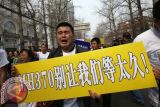 Keluarga penumpang asal Tiongkok unjuk rasa di Kedubes Malaysia