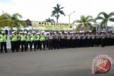 Tanjung, 3/4 - Seluruh petugas pengamanan TPS pemilu legislatif akan dibekali buku saku sebagai panduan cara bertindak  jika terjadi kecurangan atau pelanggaran dalam pelaksanaan perhitungan suara. Sebagai persiapan,  ratusan petugas pengamanan dari jajaran Polres, Kodim 1008/Tanjung, brimob dan linmas mengikuti apel kesiapan pengamanan TPS pemilu di halaman kantor Polres Tabalong.Foto;ANTARA/Herlina Lasmianti