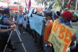 Kediri (Antara Jatim) - Sejumlah warga terdampak erupsi Gunung Kelud membawa poster berisi tuntutan saat unjuk rasa di depan kantor Pemkab Kediri, Jawa Timur, Selasa (29/4). Warga meminta pemutihan utang, pemberian modal usaha, serta penyelesaian rekonstruksi dan rehabilitasi di daerah terdampak erupsi Gunung Kelud. FOTO Asmaul Chusna/14/Chan.