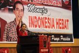 Politisi PDIP Rieke Diah Pitaloka berorasi saat kampanye yang digelar PDIP di Baileo Siwalima, Ambon, Maluku, Kamis (3/4). PDIP bertekad memenangkan Pemilu Legislatif di Provinsi Maluku. ANTARAFOTO/izaac mulyawan/ed/mes/14